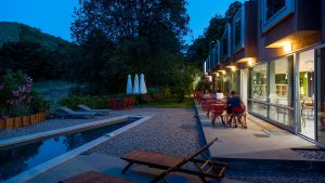 Repas sur notre terrasse le soir, table d'hotes corse, Boutique Hôtel Artemisia.