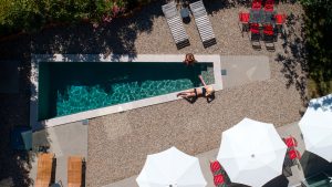 Piscine originale avec chaises longues et terrasse, séjour corse du sud, Boutique Hôtel Artemisia.