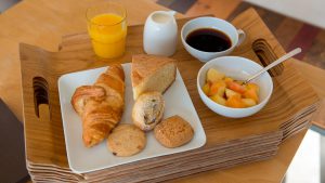 Plateau petit déjeuner, table d'hotes corse, Boutique Hôtel Artemisia.