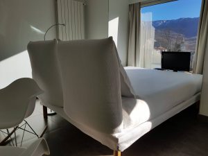 Chambre avec lit double télévision et montagnes, hotel design corse, Boutique Hôtel Artemisia.